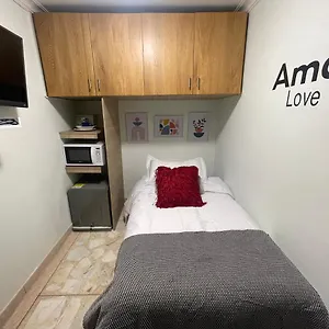 Lindo Y Nuevo Alojamiento Laureles, Habitación Privada Medellín